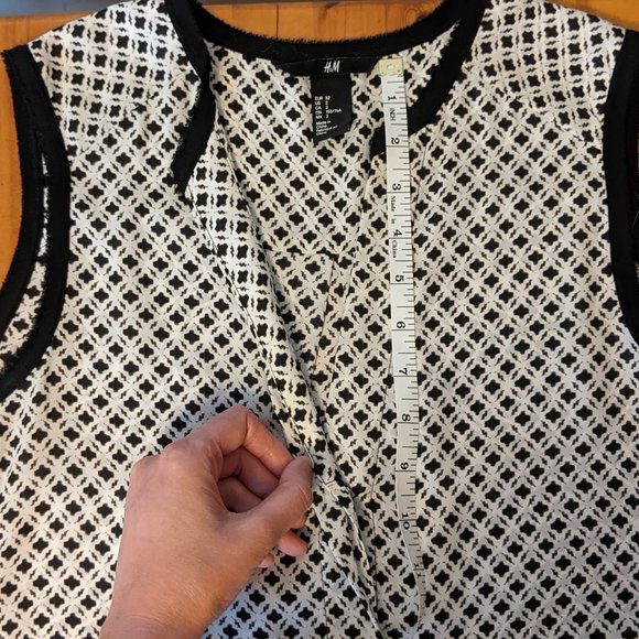 H&M Long Sleeveless V Neck Blouse - Picture 4 of 8